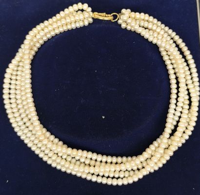 5-row pearl necklace. 750°/°° gold clasp...