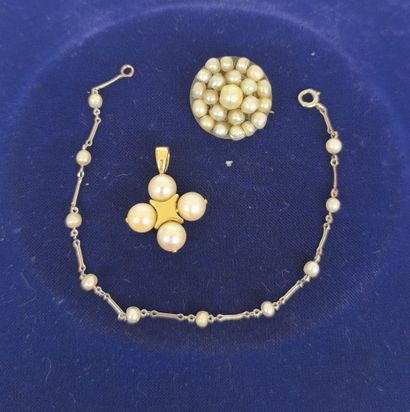 Pearl cross pendant mounted in 750°/°° gold....