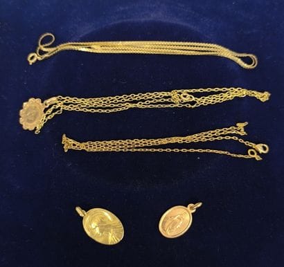 Three baptismal medals in 750°/°° gold, depicting...