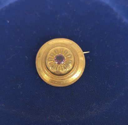 Round brooch in 750°/°° gold with guilloché...