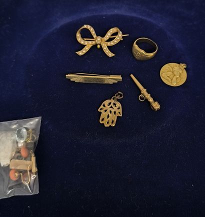 Bow brooch in 750°/°° gold adorned with pearls....