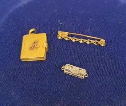 Lot in 750°/°° gold including : 
Book-shaped...