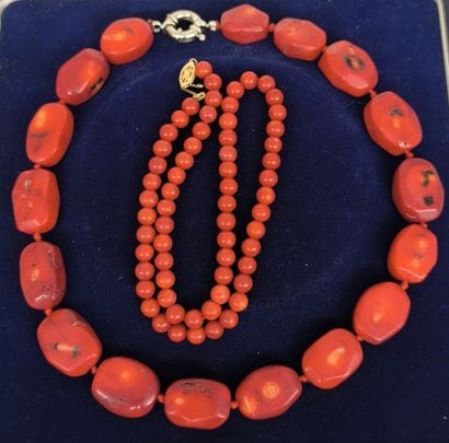 Small red coral bead necklace, 585°/°° gold...