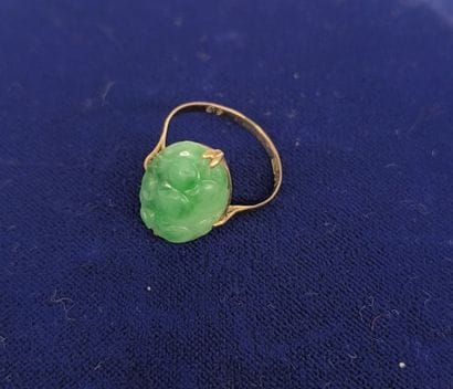 585°/°° gold ring set with a carved jade....