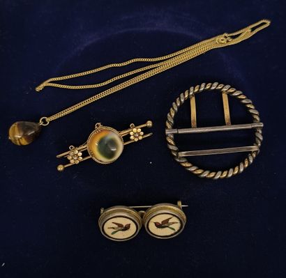 585°/°° gold boche barrette centered on a...