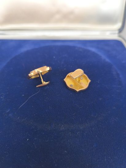 Pair of cufflinks in 750°/°° hollow gold....