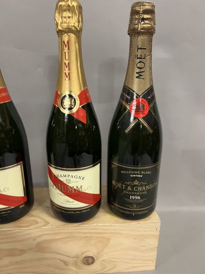 3 bottles CHAMPAGNE DIVERS
(1 Moet & Chandon,...