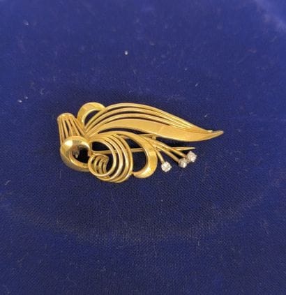 Brooch in 750°/°° gold stylizing a leaf punctuated...