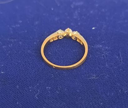 Ring in 750°/°° gold, centered on a pearl...