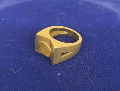 750°/°° gold tank ring set with a yellow...
