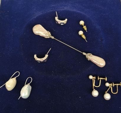 Lot including : 
-Metal cape or hat clip...