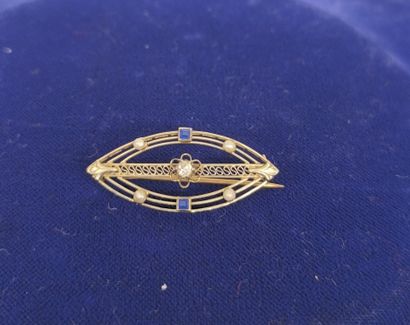 Brooch in openwork 375°/°° gold, set with...
