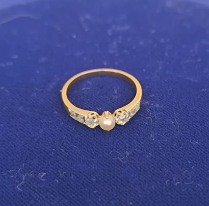 Ring in 750°/°° gold, centered on a pearl...