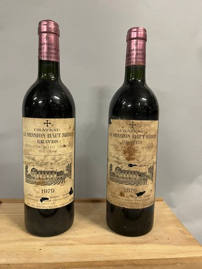 2 bottles Château LA MISSION-HAUT-BRION,...