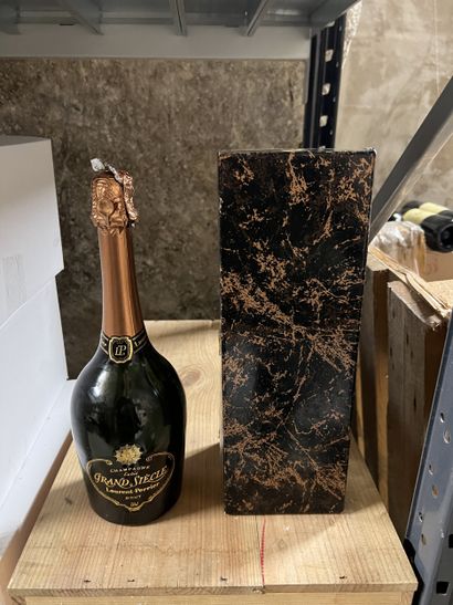 1 bottle CHAMPAGNE 