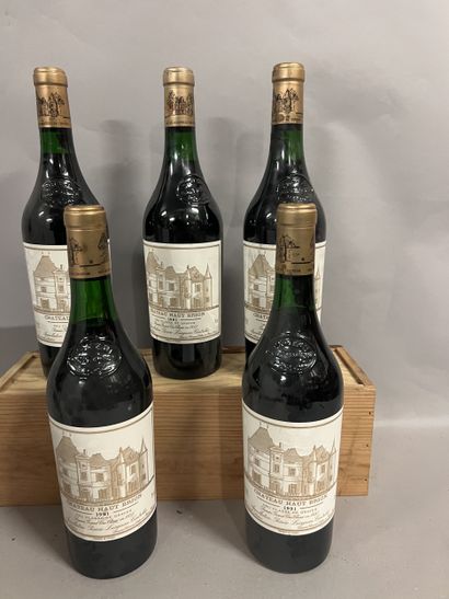 5 bottles Château HAUT-BRION, 1er cru Pessac-Léognan...
