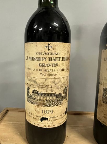 2 bottles Château LA MISSION-HAUT-BRION,...