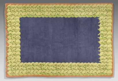 ANONYME
Tapis en laine. Décor de fruits stylisés,...