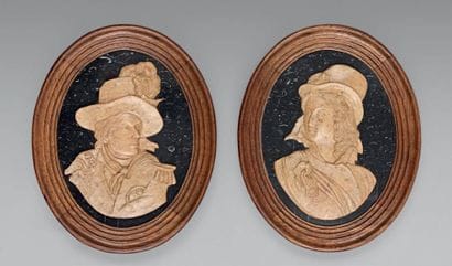 Paire de médaillons ovales en marbre sculpté:...