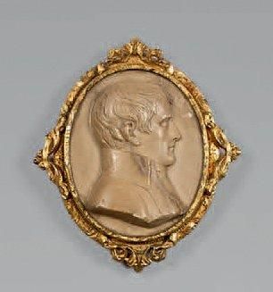 Broche ovale en bronze doré, ornée d'un camée...