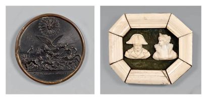 Une médaille ronde en composition noire ou...
