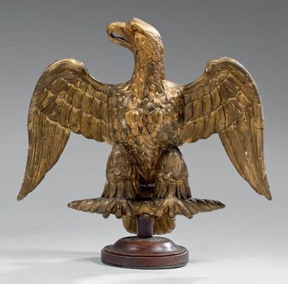 Aigle de pavoisement en bois sculpté et doré,...