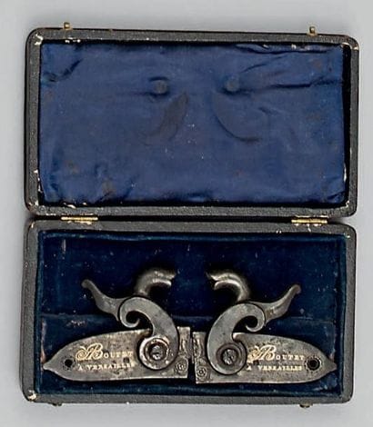 Paire de demies platines de fusil à sys­tème...