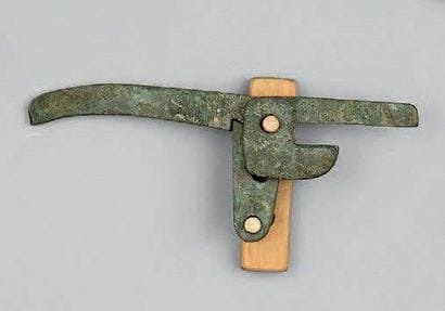 Platine antique archaïque en bronze à patine...