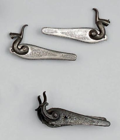 Deux paires de platines arrière de fusil...
