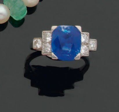 Bague en platine, ornée d'un saphir taille...