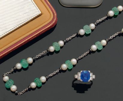 Collier en or gris, orné d'émeraudes gravées...