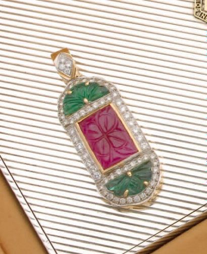 Pendentif en or, à décor géométrique festonné,...