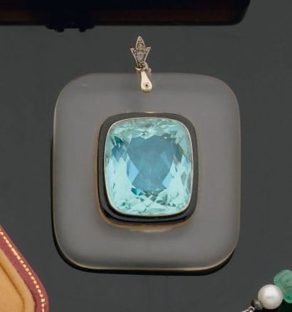 Beau pendentif en cristal de roche dépoli,...