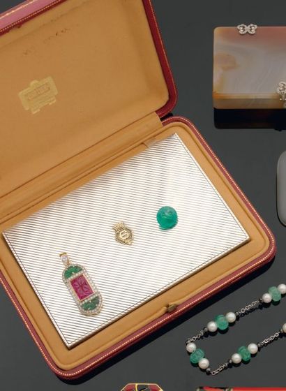 CARTIER Boîte à cigarettes en argent godronné,...