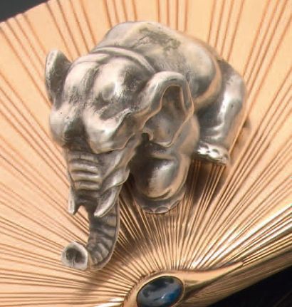 Lot composé de 2 sujets figurant des éléphants....