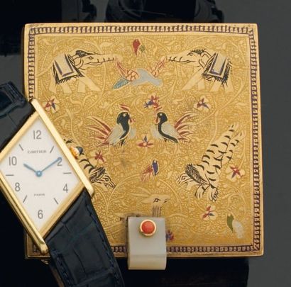 CARTIER Poudrier en vermeil ciselé, décoré...