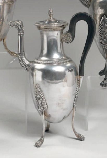 Verseuse ovoïde en argent posant sur 3 pieds-griffes,...