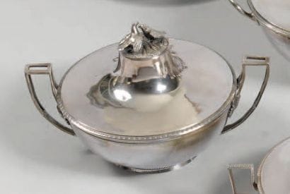 Légumier couvert en argent posant sur un...