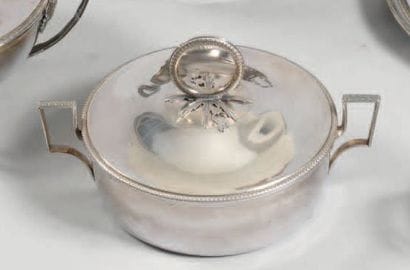 Légumier couvert en argent, les anses ornées...