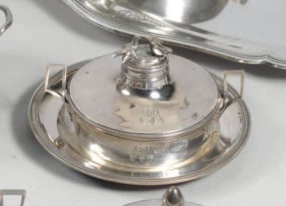 Bouillon couvert et son présentoir en argent...
