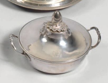 Bouillon couvert en argent, les anses à attaches...