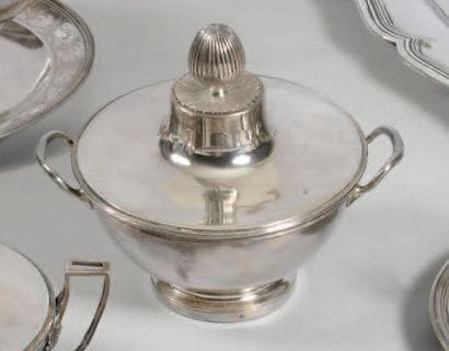 Légumier en argent posant sur un piédouche,...