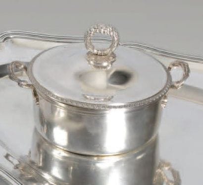 Légumier couvert en argent, les anses ornées...