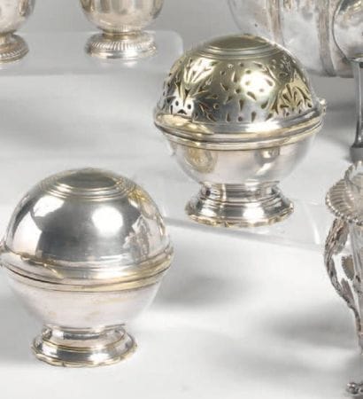 Lot composé d'une boule à éponge et une boule...