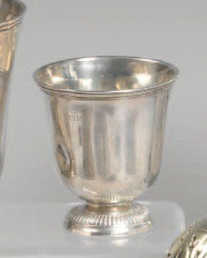 Gobelet en argent posant sur un piédouche...