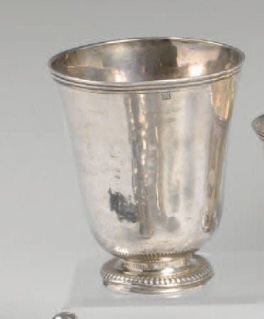 Timbale en argent posant sur un piédouche...