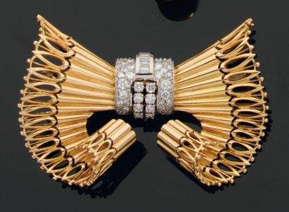 Broche noeud en or ajouré et platine centré...