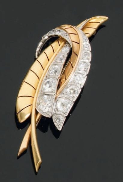Broche en or et platine, stylisant 2 feuilles...
