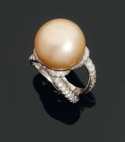 Bague en or gris, ornée d'une belle perle...