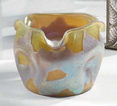 LOETZ Johann (1880 - 1940)
Vase à col polylobé...